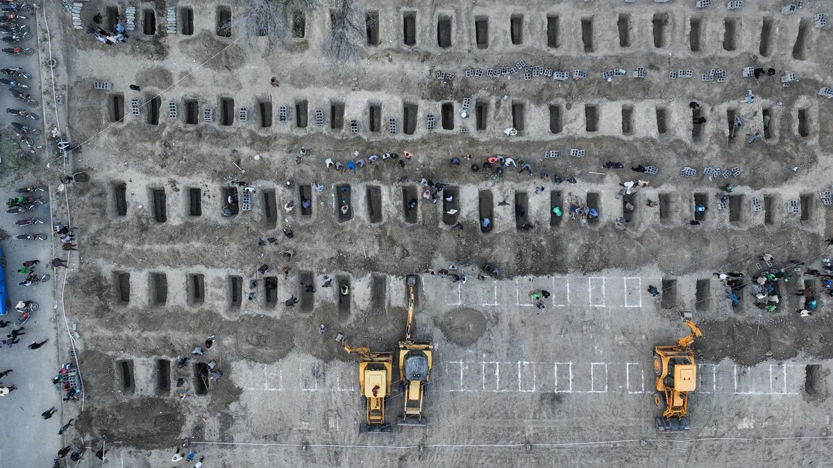 Tumbas cavadas para el funeral de las niñas que murieron en un ataque con misiles estadounidenses contra una escuela primaria en la provincia iraní de Hormozgan, en Minab, el 3 de marzo. Centro de Prensa Iraní/AFP/Getty Images