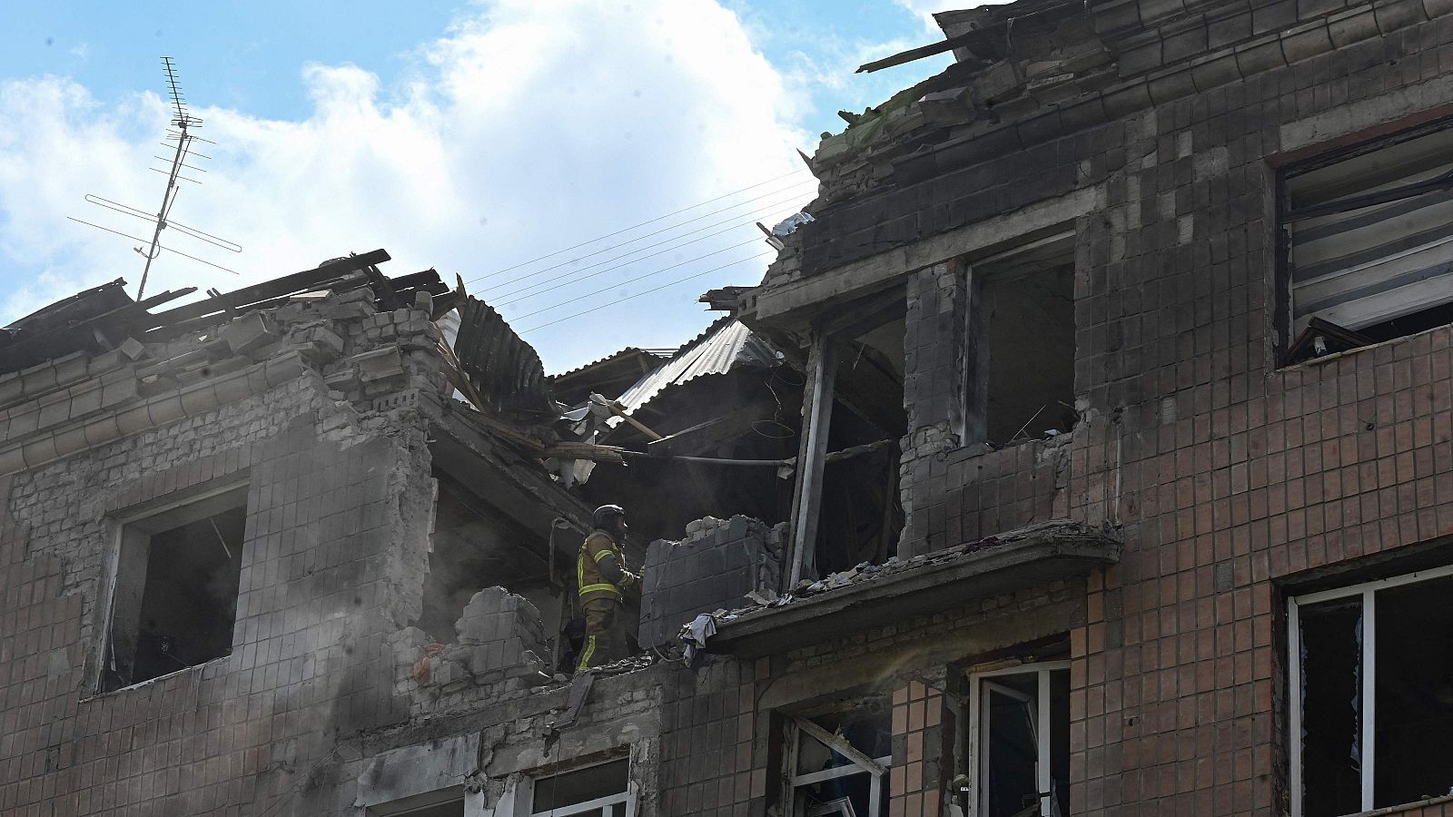 Rescatadores buscan supervivientes en un edificio alcanzado por un ataque ruso en Járkov, el 8 de julio. SERGEY BOBOK / AFP