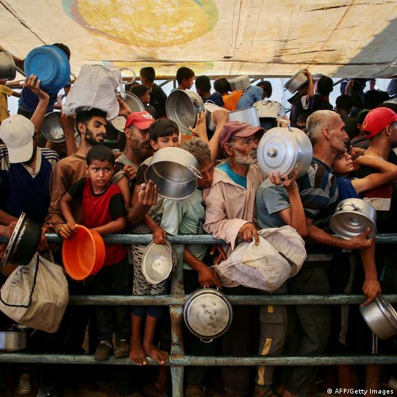 Distribución de alimentos en Jan Yunis, en el sur de la Franja de Gaza. El número de comedores comunitarios ha disminuido considerablemente.