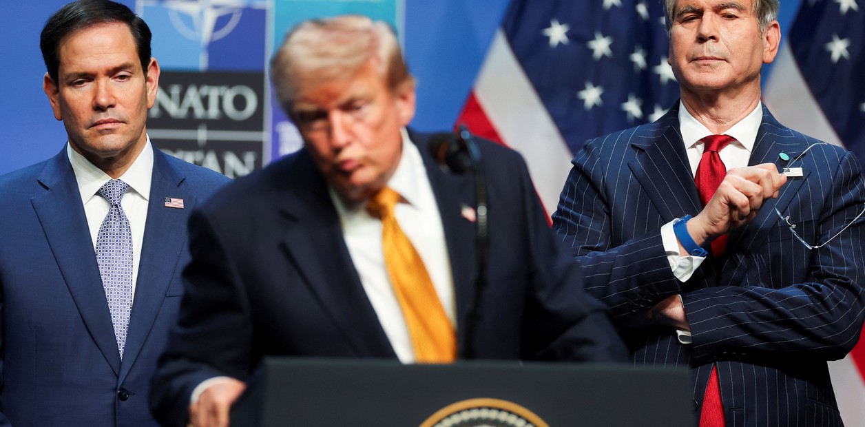 El secretario de Estado estadounidense, Marco Rubio, y el secretario del Tesoro, Scott Bessent, con el presidente estadounidense Donald Trump mientras habla con los medios de comunicación el día de la cumbre de líderes de la OTAN en Ankara. Foto Reuters