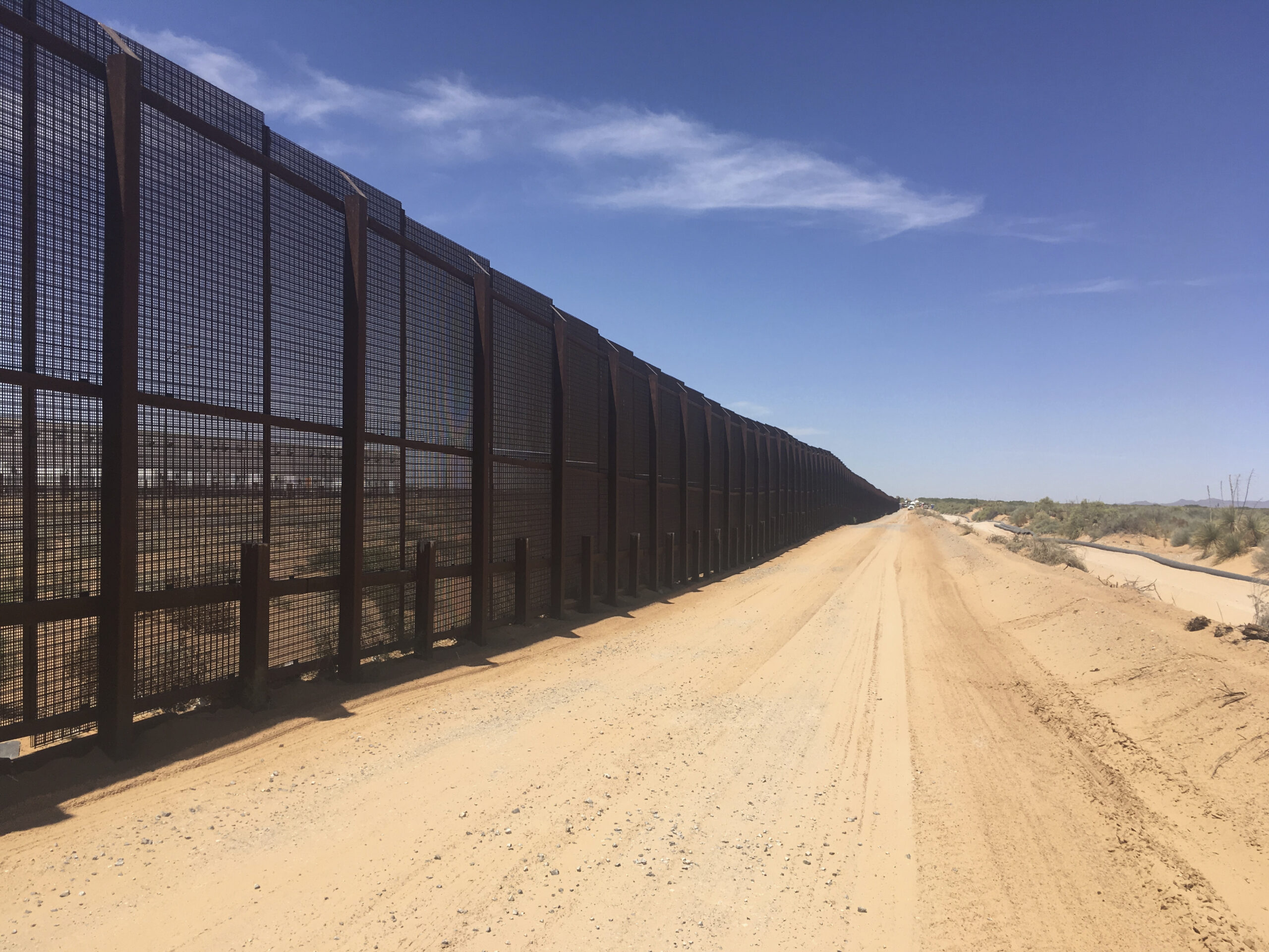 Muro de la frontera entre Estados Unidos y México en Santa Teresa, Nuevo México, durante trabajos de expansión.