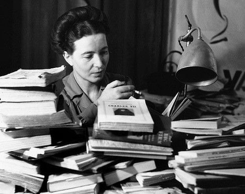 Simone de Beauvoir (1908-1986), filósofa y escritora francesa, advirtió que los derechos de las mujeres pueden verse amenazados durante períodos de crisis política, económica o social.