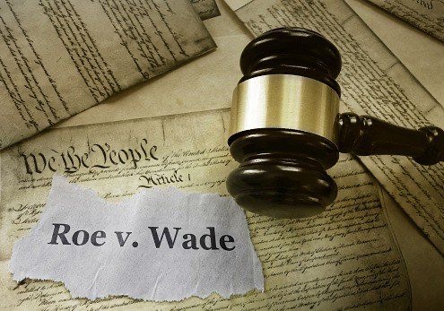 La anulación de Roe v. Wade por la Corte Suprema de Estados Unidos en 2022 reabrió el debate sobre el acceso al aborto y los derechos reproductivos en distintos estados del país.
