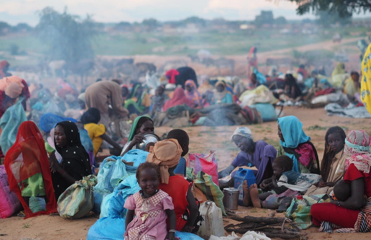 Personas refugiadas sudanesas recién llegadas cerca de la frontera en Adre, Chad. Más de 2 millones de personas han huido de Sudán a los países vecinos desde abril de 2023. © ACNUR/Ying Hu
