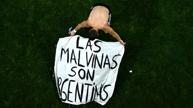Giovani Lo Celso deja la bandera con la leyenda "Las Malvinas son argentinas" en la cancha tras la victoria de la Selección por 2 a 1 contra Inglaterra. (Foto: AFP/Jewel Samad).