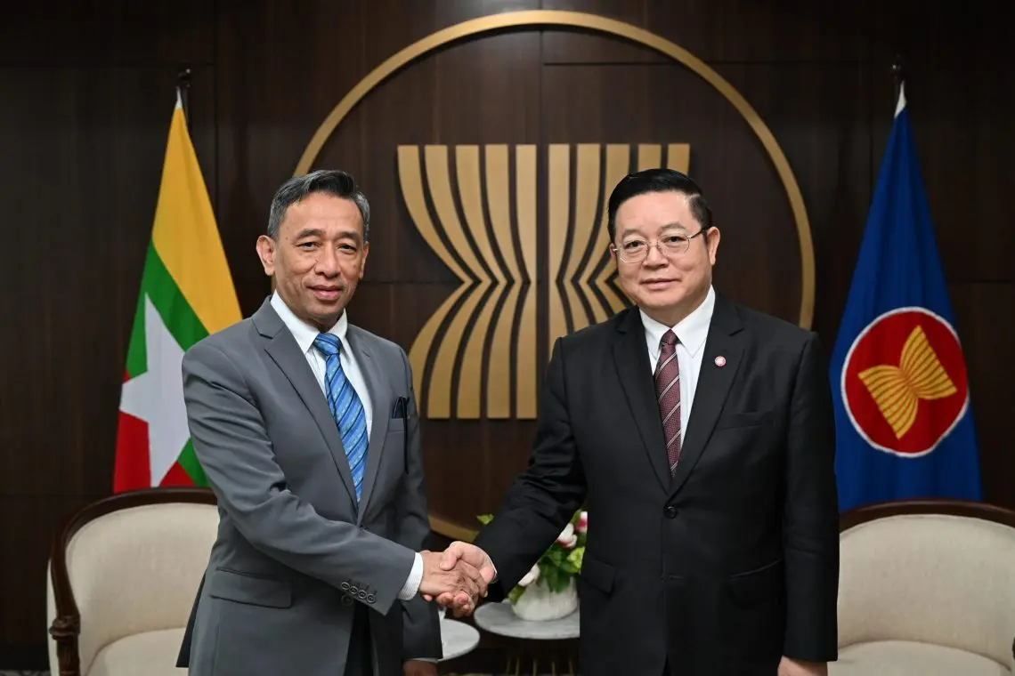 Secretario general de la ASEAN Kao Kim Hourn junto con el representante permanente de Myanmar Aung Myo Myint – 2024