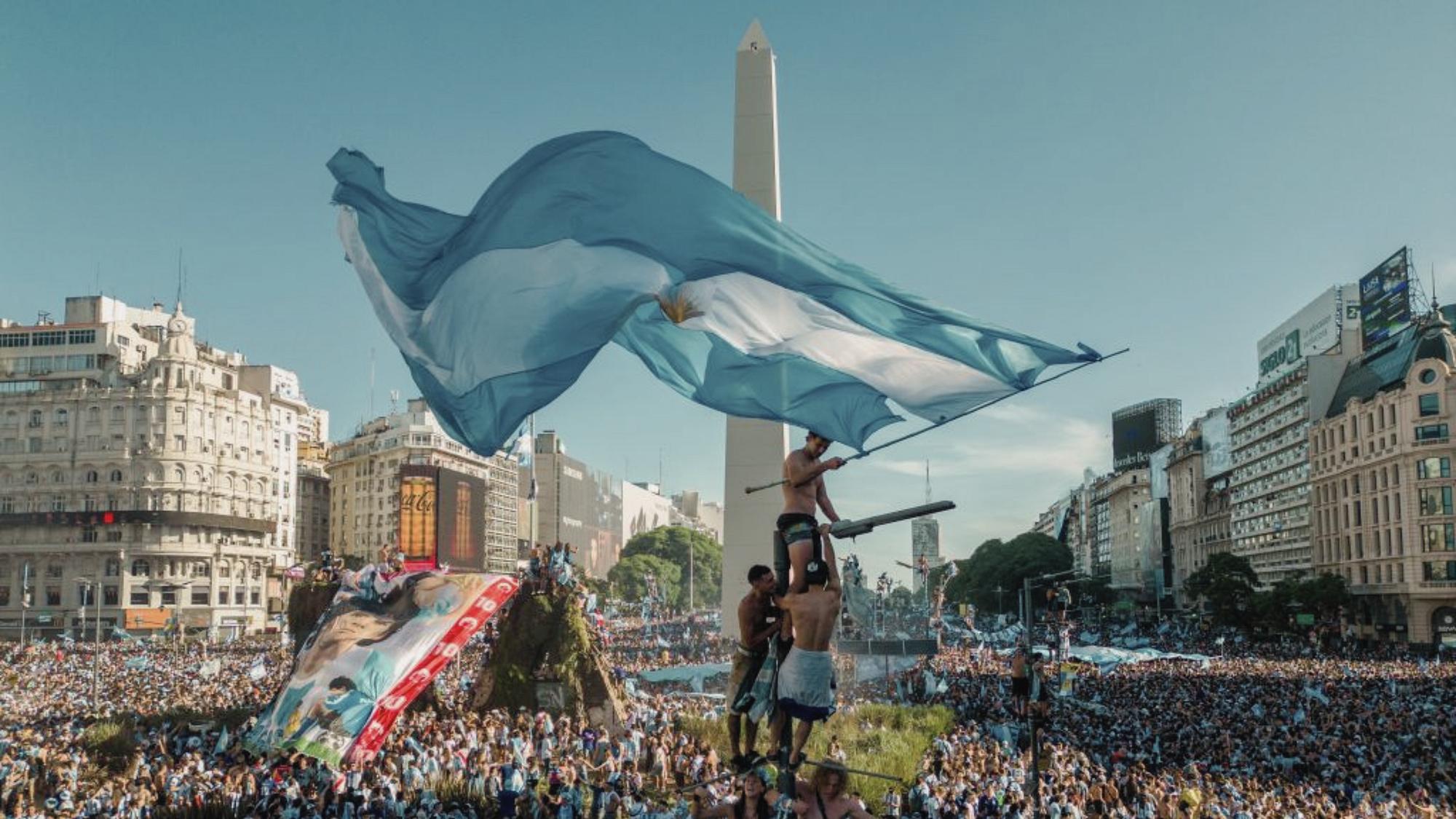 ARGENTINA. Entre banderas y multitudes, la identidad argentina se convierte en un territorio de disputa: quiénes somos y quiénes nos representan frente al mundo.