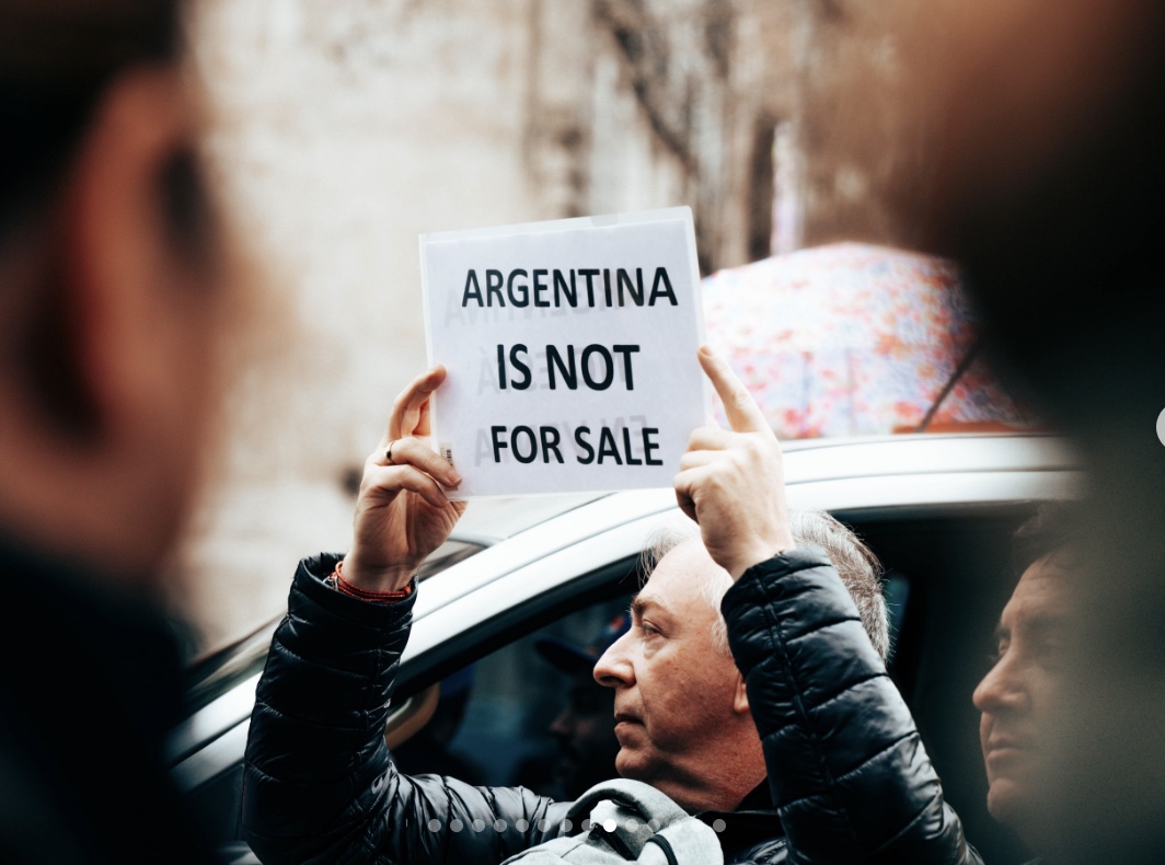 Registro fotográfico de protestas fuera del Congreso de la Nación el 06 de Agosto realizado por Florencia Dominguez @soyflorlafotografa