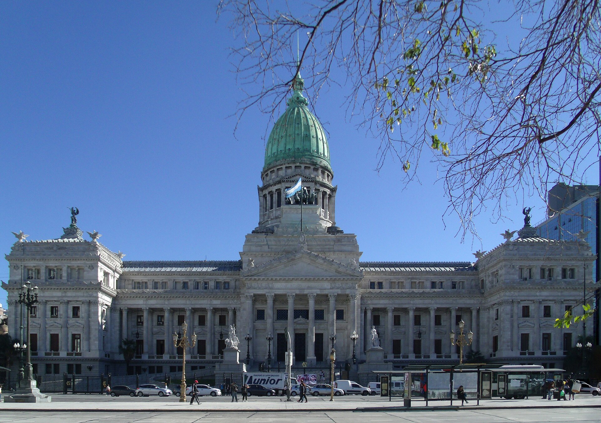Palacio del Congreso de la Nación Argentina, en la Ciudad de Buenos Aires. El Poder Legislativo constituye uno de los principales contrapesos institucionales dentro del sistema presidencialista argentino.