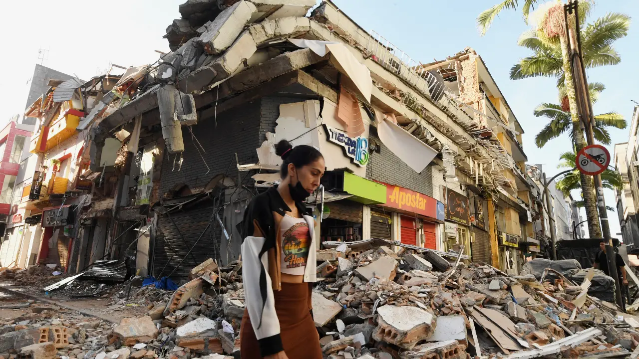 Mujer camina entre escombros luego del terremoto en Colombia. Sin dudas, la noticia de la semana en el mundo.