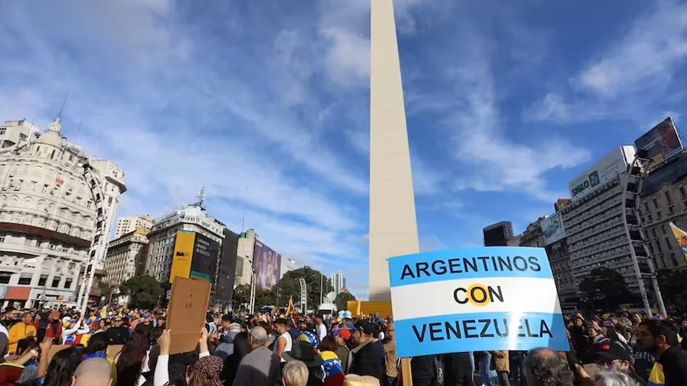 Argentina. Bandera en Obelisco de Buenos Aires donde se lee "Argentinos con Venezuela". 