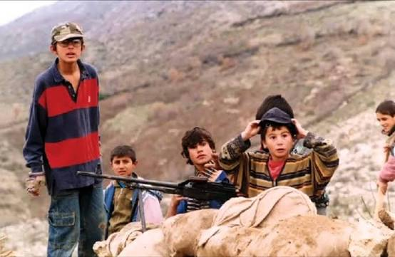 Niños kurdos en Turtles Can Fly, película de Bahman Ghobadi ambientada antes de la invasión de Irak de 2003.