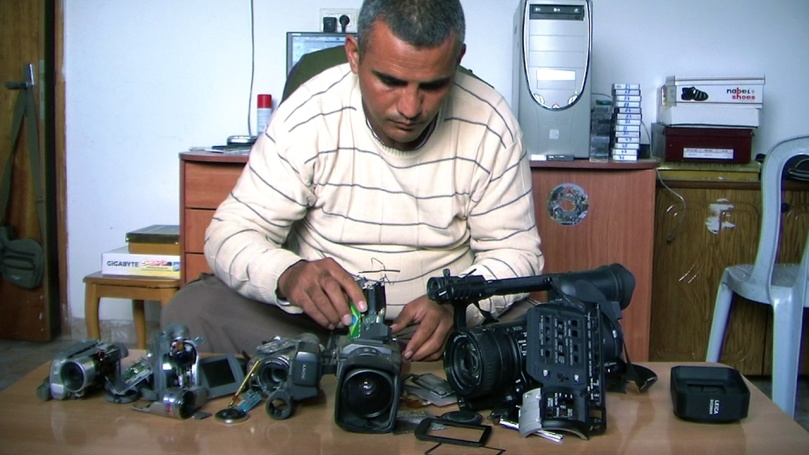 Emad Burnat y sus cámaras en 5 Broken Cameras, documental palestino sobre la ocupación de Cisjordania.