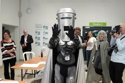 El candidato satírico Count Binface con su icónico disfraz de cubo de basura plateado en el recuento de votos de Clacton.