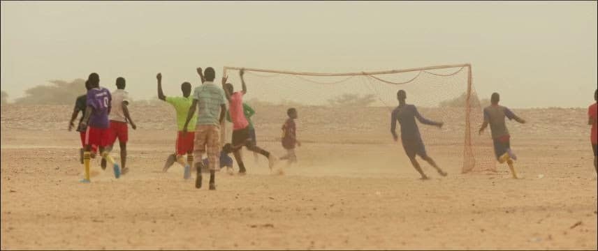 Jóvenes juegan al fútbol en Timbuktu, película de Abderrahmane Sissako sobre la ocupación yihadista de Malí.