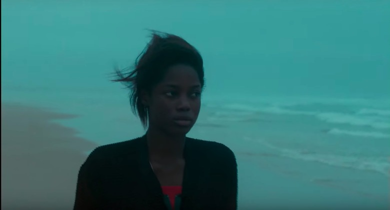 Ada frente al océano en Atlantics, película senegalesa de Mati Diop sobre migración y desigualdad.