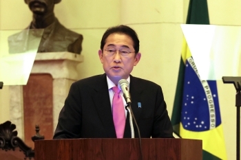 Fumio Kishida durante un discurso sobre Japón y América Latina en Brasil