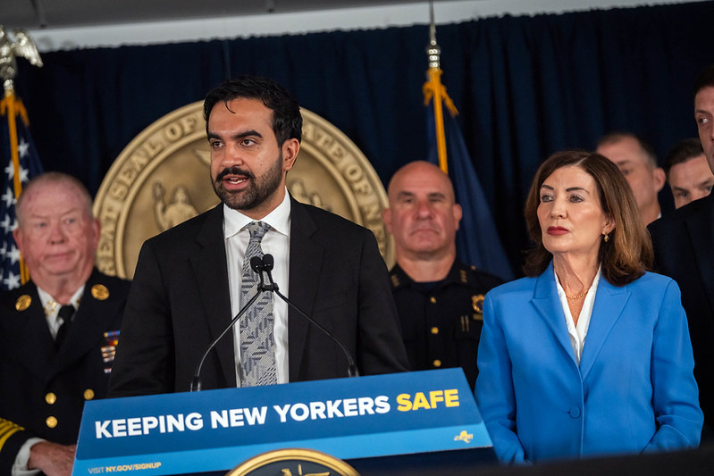 Zohran Mamdani y Kathy Hochul durante una conferencia de prensa en Nueva York.