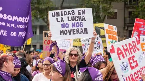 Marcha feminista en Buenos Aires ante el debate sobre la baja natalidad en Argentina