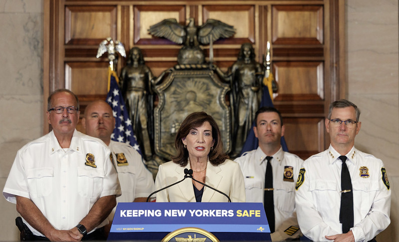 Kathy Hochul durante la conferencia sobre la prohibición de los acuerdos entre policías locales e ICE.