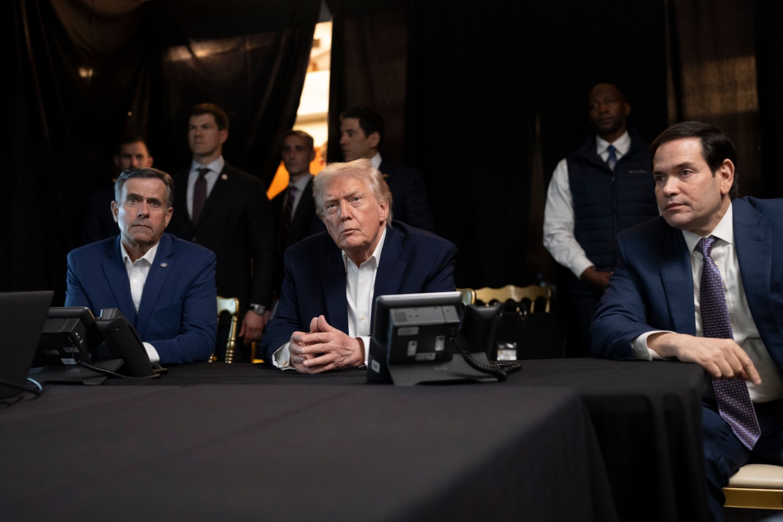 Donald Trump monitorea la operación militar estadounidense en Venezuela en 2026