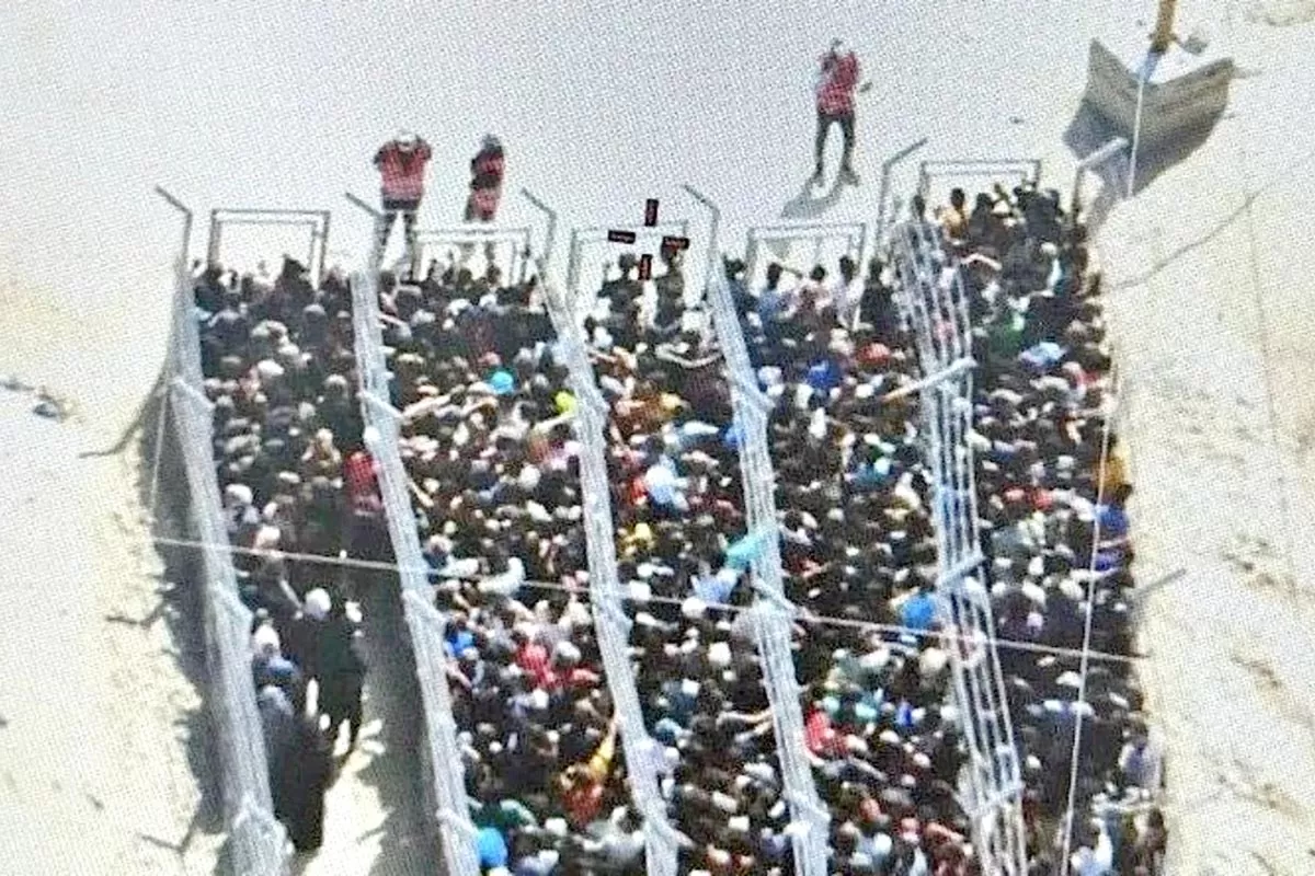 Palestinos se agolpan en la entrada del Centro de Distribución de Comida montado en el sur de la Franja de Gaza por la ocupación israelí. Redes sociales