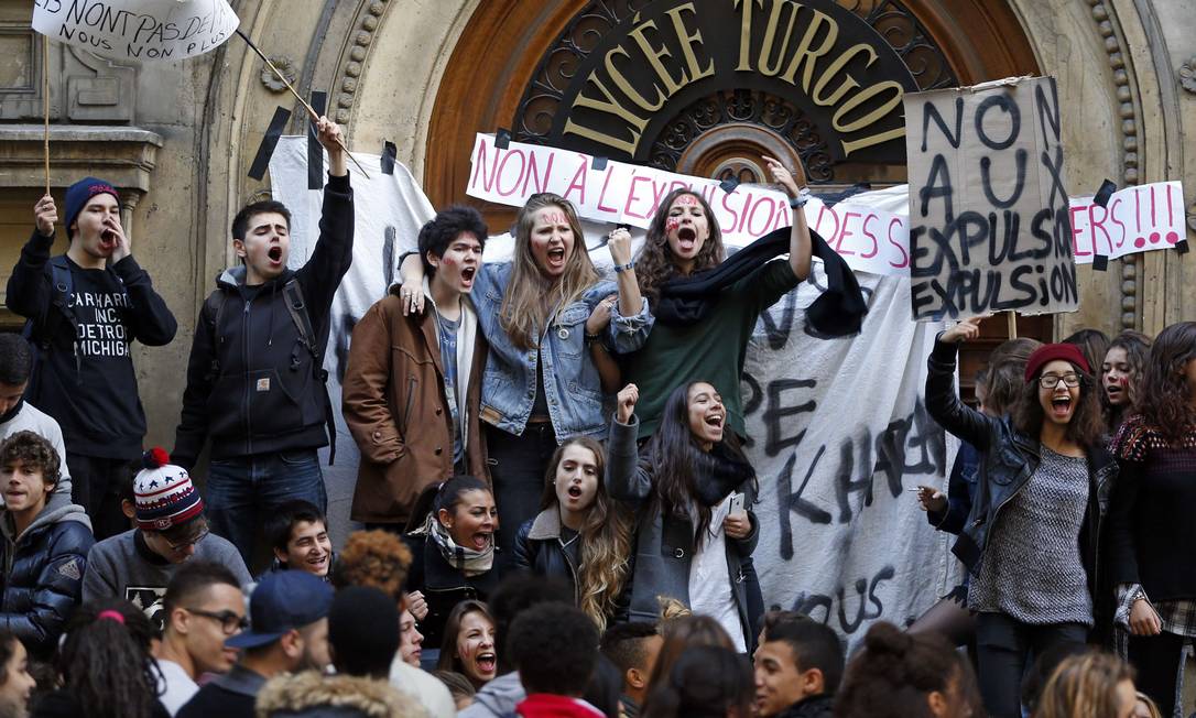 Estudiantes de secundaria franceses se congregan frente al instituto Lycée Turgot, en el marco de las protestas nacionales que expresan su indignación por las aulas masificadas, la escasez de profesores y el mal estado de los edificios escolares, en París (Francia), el 5 de octubre de 2026. © Yves Herman / Reuters