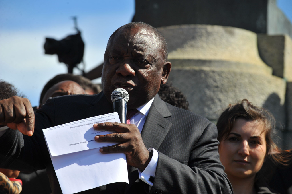 Cyril Ramaphosa frente a manifestantes sudafricanos. Fuente: Gallo Images via Getty Images.